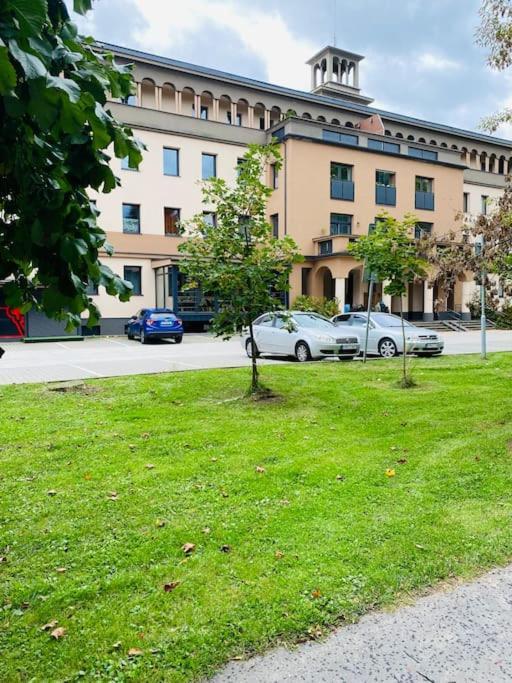 Residence Park Lovely Apartman With Private Parking Kysucke Nove Mesto Екстериор снимка